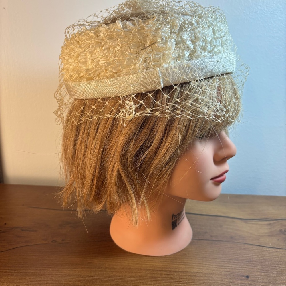 Vintage 1940s 1950s Pillbox Veiled Fascinator Woman’s Hat Crown Netting - Picture 4 of 11